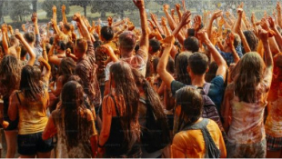 Bild einer tanzenden Menschenmasse