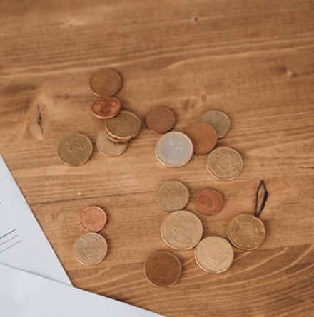 Ein Foto von Münzen die auf dem Boden liegen.
